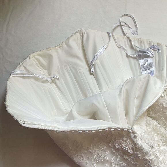 Oleg Cassini Subtle Pink 3D Floral Trumpet Wedding Gown SIZE 2 - Picture 14 of 15